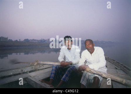 Fotografieren von zwei indische Männer rudern ihr Boot auf einem Fluss in Varanasi, Indien Stockfoto