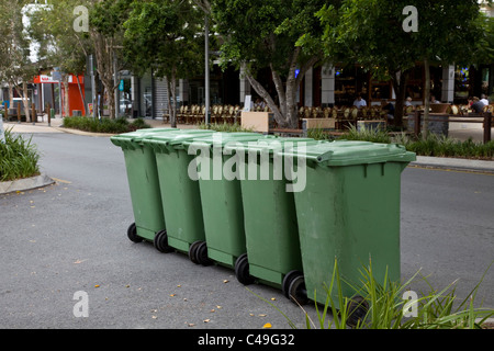 Green Recycling Behälter an der Seite der Straße warten Sammlung Stockfoto