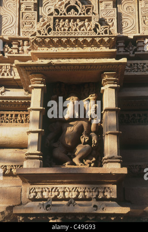 Foto von der künstlerischen Dekoration eines indischen Palastes in Khajuraho Stockfoto