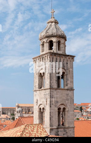 Der Glockenturm der Dominikanischen Monasteryin Altstadt, Dubrovnik, Kroatien von der Stadtmauer aus gesehen Stockfoto