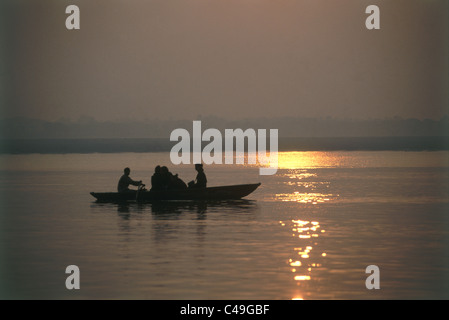 Foto eines Ruderbootes auf dem Fluss in Varanasi Stockfoto