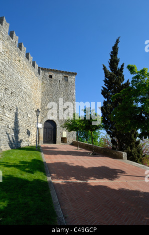 Salita Alla Rocca führt zu Castello della Guaita in San Marino Stockfoto