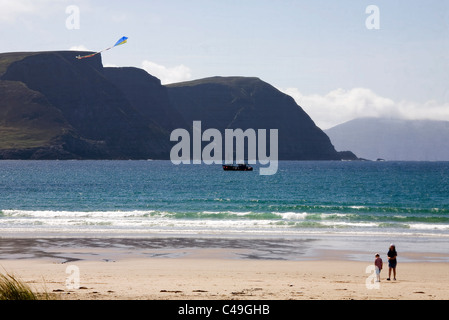 Foto von einer Mutter und ihrem Sohn ein Drachen an einem Strand in Irland Stockfoto