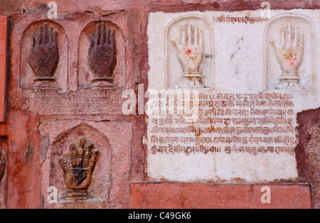 Indien - Rajasthan - Bikaner - Sati Handabdrücke außerhalb Junagarh Fort Stockfoto