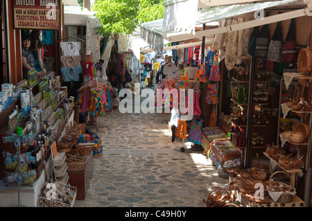 Eine Straße von Zia Dorf mit vielen Souvenirläden. Zia, Insel Kos, Griechenland. Stockfoto