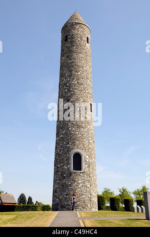 Irische "Runde Turm" auf der Insel von Irland Friedenspark, Mesen (Messines), in der Nähe von Ypern, Belgien. Stockfoto