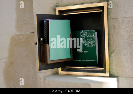 Gästebuch in WW1 Commonwealth War Graves Commission Friedhof. Tyne Cot, in der Nähe von Ypern, Belgien. Stockfoto