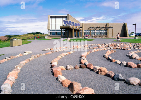 Joggins Fossil Cliffs, Joggins, Nova Scotia, Kanada - Besucherzentrum entlang der Bay Of Fundy, Stein Labyrinth im Vordergrund Stockfoto