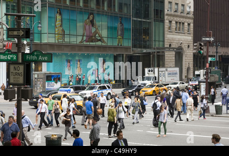 Der immer belebten Straßenecke der 5th Avenue und 42nd Street in New York City. Stockfoto