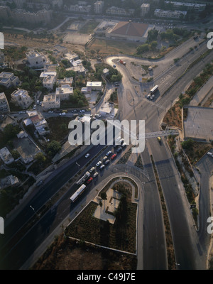 Luftaufnahme der Brücke über Golomb-Straße in Jerusalem Malha Stockfoto