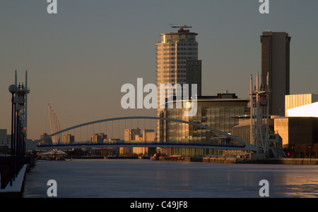 Salford Quays Millennium Fuß/Lift bridge Bridge bei Sonnenuntergang Dämmerung Stockfoto