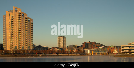 Salford Quays Apartments und Wasser Zentrum bei Sonnenuntergang. England Großbritannien Stockfoto