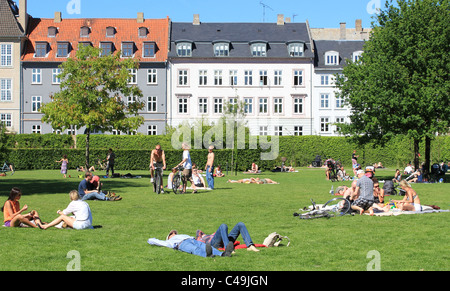 Die Menschen genießen den Sommer im Schloss Rosenborg Gärten (Kongens Have) in Kopenhagen, Dänemark. Stockfoto