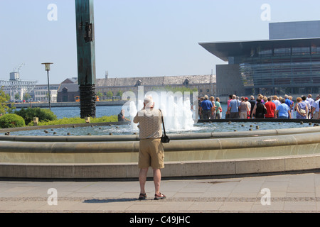 Touristen am Brunnen von der Amalie Garten (Amaliehaven), Copenhagen.The Opera House im Hintergrund. Stockfoto