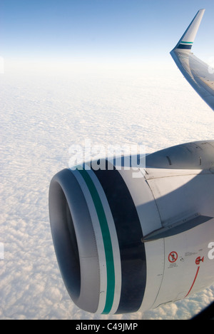 Jet-Engine (737-900) und Flügelspitze über den Wolken Stockfoto