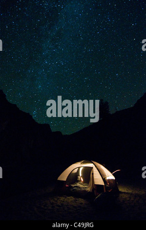 Milchstraße und Nachthimmel über ein Zelt im Cliffside Camp auf den Middle Fork der Salmon River-ID Stockfoto