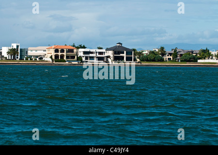 Ufergegendhäuser, Sovereign Islands, Gold Coast, Queensland, Australien Stockfoto