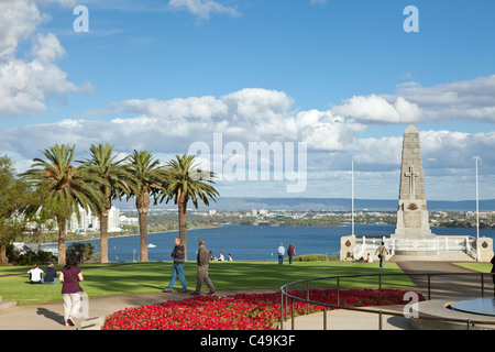 Kriegerdenkmal im KIngs Park mit Swan River im Hintergrund. Perth, Western Australia, Australien Stockfoto