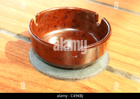 Braune Aschenbecher auf dem Tisch. Stockfoto