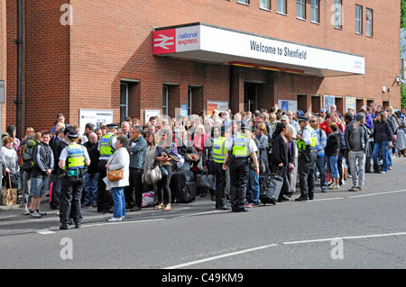 British Transport Police controlling Menschenmenge vor dem Bahnhof warten auf Busse Bahn Stornierungen & Signal ausfall Essex England Großbritannien Stockfoto