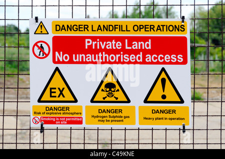 Warnschild Deponie privates Land Gefahr von Explosion, kein Rauchen Schwefelwasserstoff gas- und schweren Maschinen keine Menschen Zugang Essex England Großbritannien Stockfoto
