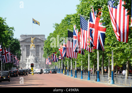 American Flag & Union Jack Länge der Linie der Mall & Royal Standard Buckingham Palace Obama State Presidential Besuch der Straßenszene London England UK Stockfoto