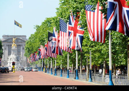 Amerikanische Flagge & Union Jack line in voller Länge der London Street Mall & Royal Standard oben Buckingham Palace während des Staatsbesuchs von Präsident Obama Stockfoto