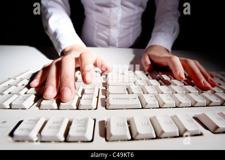 Bild der menschlichen Hände Tasten auf Tastatur Stockfoto