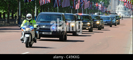 Motorrad traf Polizei & Autokolonne der britischen & USA Sicherheit Wache Autos in der Mall London für Präsident Obama Staat Besuchen Sie Union Jack & American Flag England Stockfoto