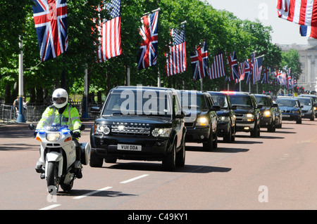 Motorrad traf Polizei & Autokolonne der britischen & USA Sicherheit Wache Autos in der Mall London für Präsident Obama Staat Besuchen Sie Union Jack & American Flag England Stockfoto