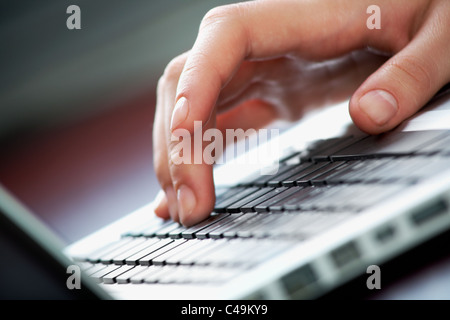 Nahaufnahme des weiblichen Hand berühren Tasten der Tastatur Stockfoto