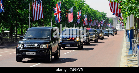 Präsidentenmotorkade der britischen und US-Sicherheitskräfte in der Mall während US-Präsident Obama Staatsbesuch Union Jack Flagge Amerikanische Flaggen London England Großbritannien Stockfoto