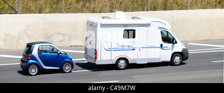 Blick von oben nach unten auf der Seite des RV lifestyle Wohnmobil Reisemobil abschleppen blau Smart für Urlaub Freizeit Verkehr fahren Auf de Autobahn Stockfoto