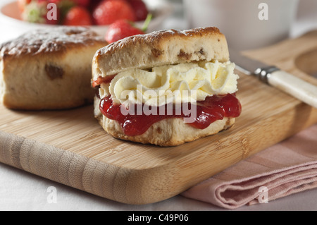 Traditionelle englische Scones mit Erdbeer-Marmelade und Sahne Stockfoto