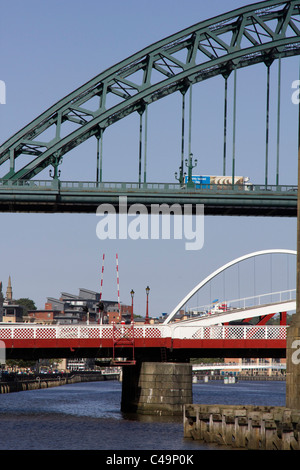 Die Tyne Bridge ist eine durch Bogenbrücke über den Fluss Tyne im Nordosten Englands Stockfoto