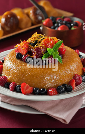 Savarin mit Früchten. Traditionelles dessert Stockfoto