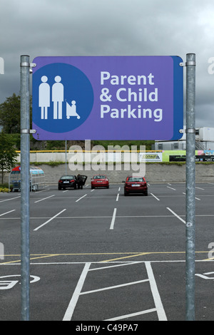 Eltern und Kind Parkplatz Schild, Republik Irland Stockfoto