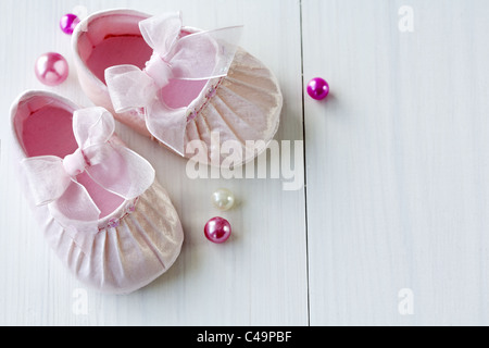 Babyschuhe aus Seide Stockfoto