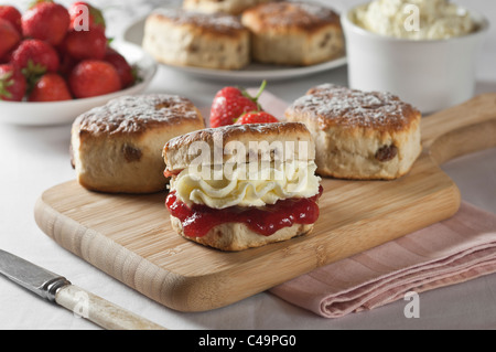 Traditionelle englische Scones mit Erdbeer-Marmelade und Sahne Stockfoto