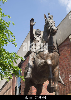 Die Bronzestatue des Roman Emperor Nerva steht in Southgate Street, Gloucester Stockfoto