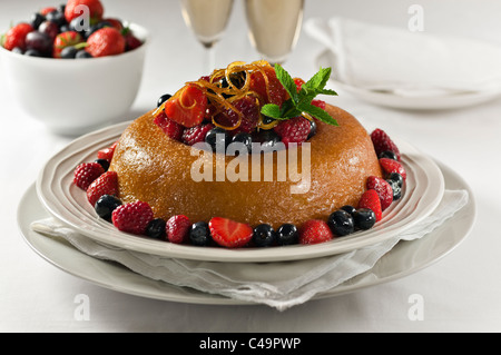 Savarin mit Früchten. Traditionelles dessert Stockfoto