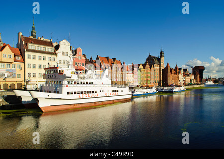 Blick entlang der Küste von Danzig mit Żuraw, (Kran) in der Ferne Stockfoto