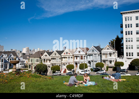 Postkarte Zeile von Painted Ladies viktorianischen Häuser vom Alamo Square Park auf der Steiner Street, San Francisco Stockfoto