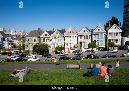 Postkarte Zeile von Painted Ladies viktorianischen Häuser gegenüber dem Alamo Square Park auf der Steiner Street, San Francisco Stockfoto