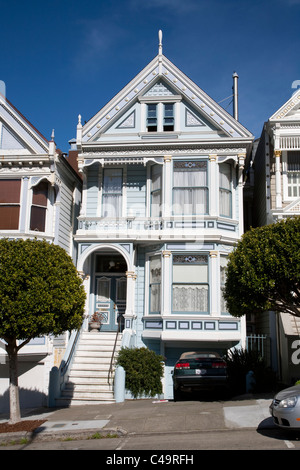 Teil der Postkarte Zeile von Painted Ladies viktorianischen Häuser gegenüber dem Alamo Square Park auf der Steiner Street, San Francisco Stockfoto