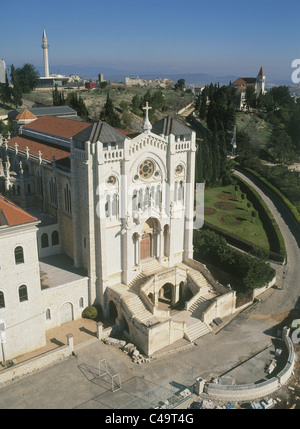 Luftaufnahme der Kirche Jesu, des Jugendlichen in der modernen Stadt von Nazareth in der unteren Galiläa Stockfoto