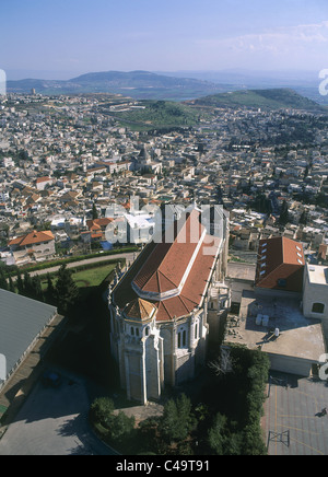 Luftaufnahme der Kirche Jesu, des Jugendlichen in der modernen Stadt von Nazareth in der unteren Galiläa Stockfoto