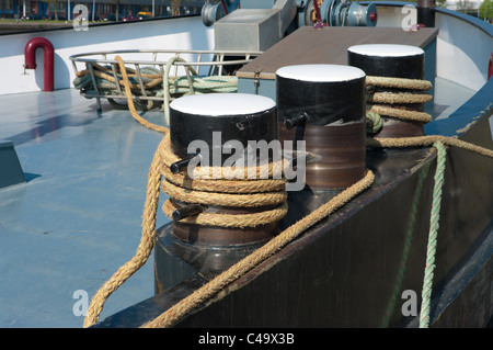 drei Poller auf einem Frachter in Rotterdam, Niederlande Stockfoto
