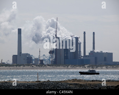 Der Hafen von Rotterdam ist eine sehr große Nutzerbasis von elektrischer Energie und eine neue Kohle-Verbrennung-Triebwerk ist neben alte gebaut. Stockfoto