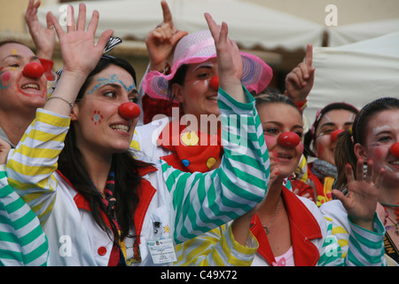 Clown-Therapie-Mitglieder feiern rote Nase Tag in Rom Italien Stockfoto